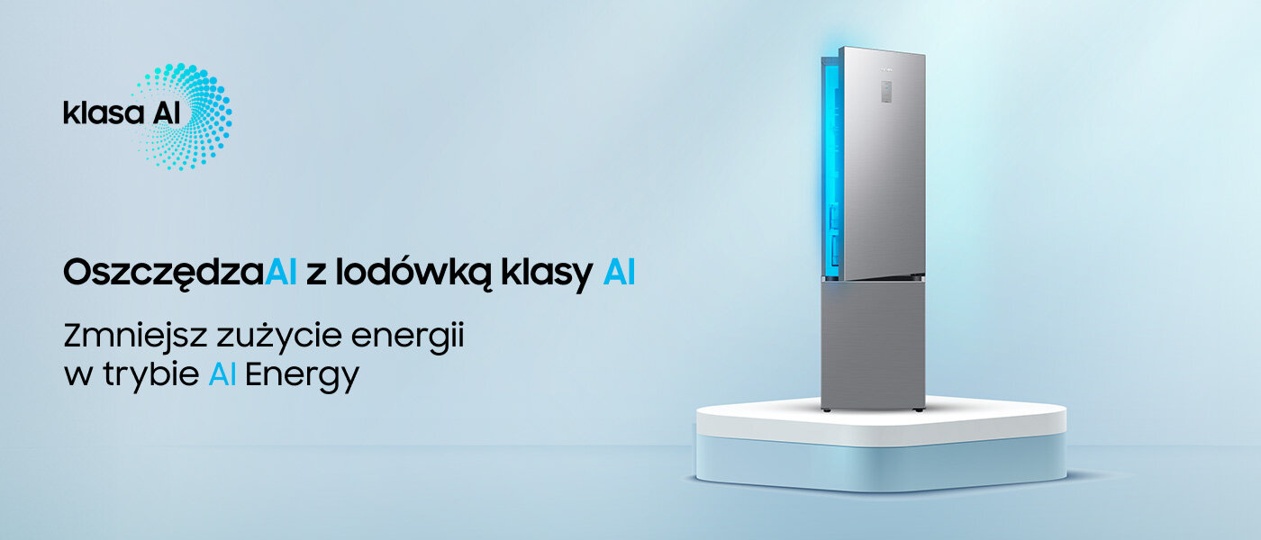 Obraz przedstawia lodówkę na podwyższeniu, z niebieskim podświetleniem. Tekst na obrazie: \'klasa AI Oszczędzaj z lodówką klasy AI Zmniejsz zużycie energii w trybie AI Energy\'.