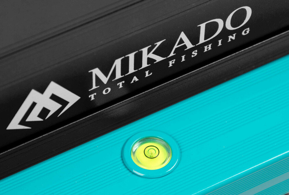 Siedzisko MIKADO Cage CX36 Pro IS15-TB006 zbliżenie na poziomicę Konstrukcja siedziska pozwala korzystać z niego w dwóch konfiguracjach regulowanych nóg dodatkowych punktów montażowych elementów przechowywania Wbudowana poziomica wypoziomowanie siedziska