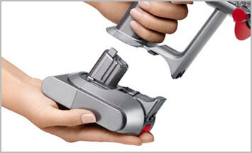 Zbliżenie na akumulator jako wymienny element wydłużający czas sprzątania