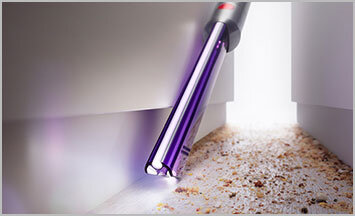 Zbliżenie na podświetlaną końcówkę szczlinową sprzątającą w trudno dostępnej przestrzeni