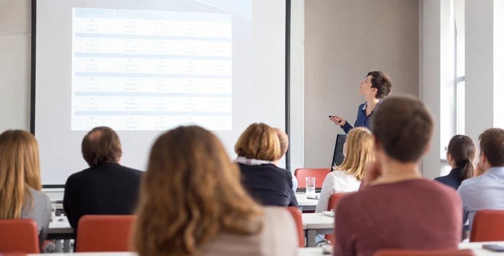 Projektor ACER PL6520 6000 lumenów ANSI kontrast 3000000:1 głęboka czerń nasycone kolory, Prezentacja wyświetlana w jasnej sali szkoleniowej