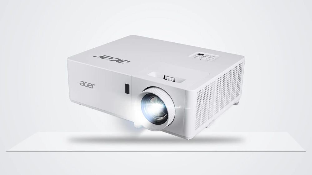 ACER PL6820 projektor 4K UHD, laserowa projekcja do dużych sal, Projektor Acer PL6820 z włączonym obiektywem, widok z przodu pod kątem