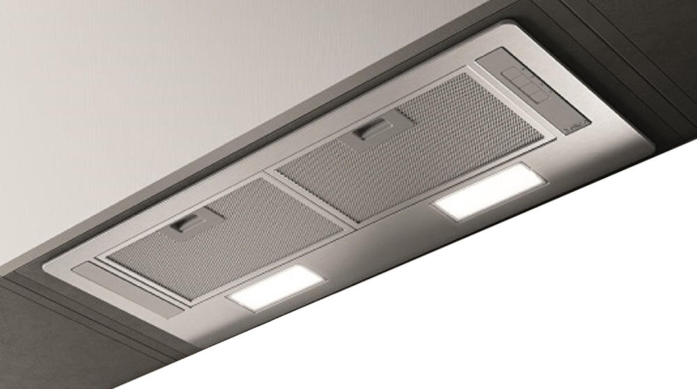 Na obrazie widoczny jest wbudowany okap kuchenny z dwoma prostokątnymi filtrami i dwoma podświetleniami LED. Okap ma metaliczne wykończenie i prostokątny panel sterowania.