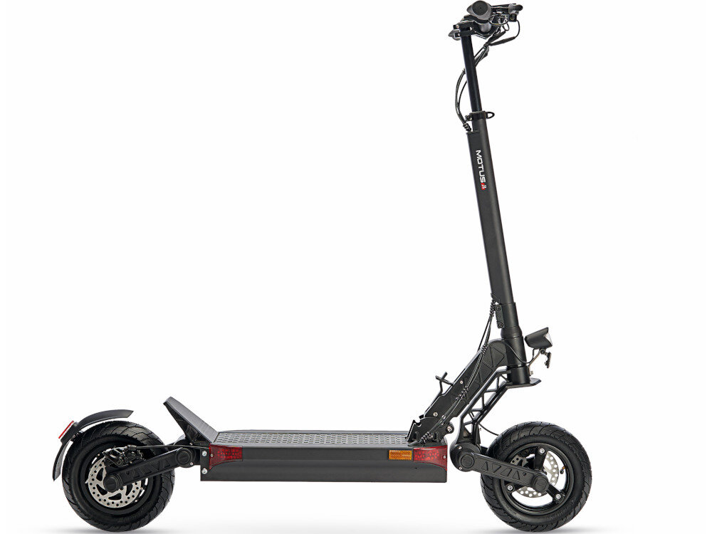 Czarna hulajnoga elektryczna z dużymi kołami i amortyzacją. Na pionowej części kierownicy widoczny jest napis \'MOTUS\'.
