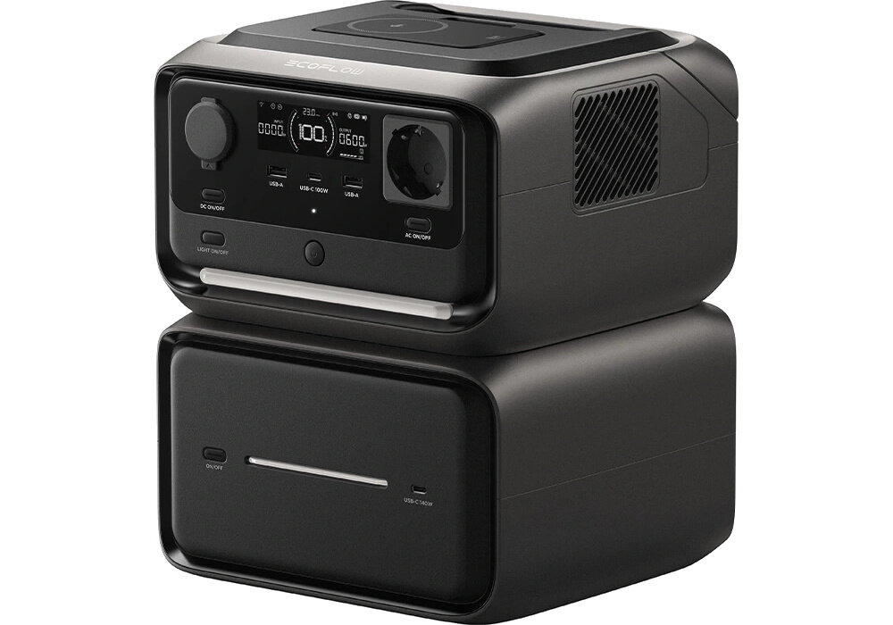Stacja zasilania ECOFLOW River 3 Max Plus 858Wh Wireless stacja na białym tle widoczna pod skosem trzy gniazda AC porty USB-A, USB-C gniazdo samochodowe dwa USB-A o łącznej mocy 24 W USB-C 100 W USB-C 140 W wyjście 12,6 V 126 W funkcja centralnego źródła energii
