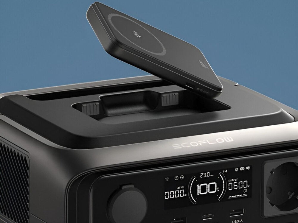 Stacja zasilania ECOFLOW River 3 Max Plus 858Wh Wireless stacja na niebieskim tle pokazany powerbank wbudowane ładowanie bezprzewodowe Qi2 o mocy do 15 W technologia pogo pin automatyczne ładowanie kompatybilnego powerbanku wbudowany przewód USB-C do 30 W