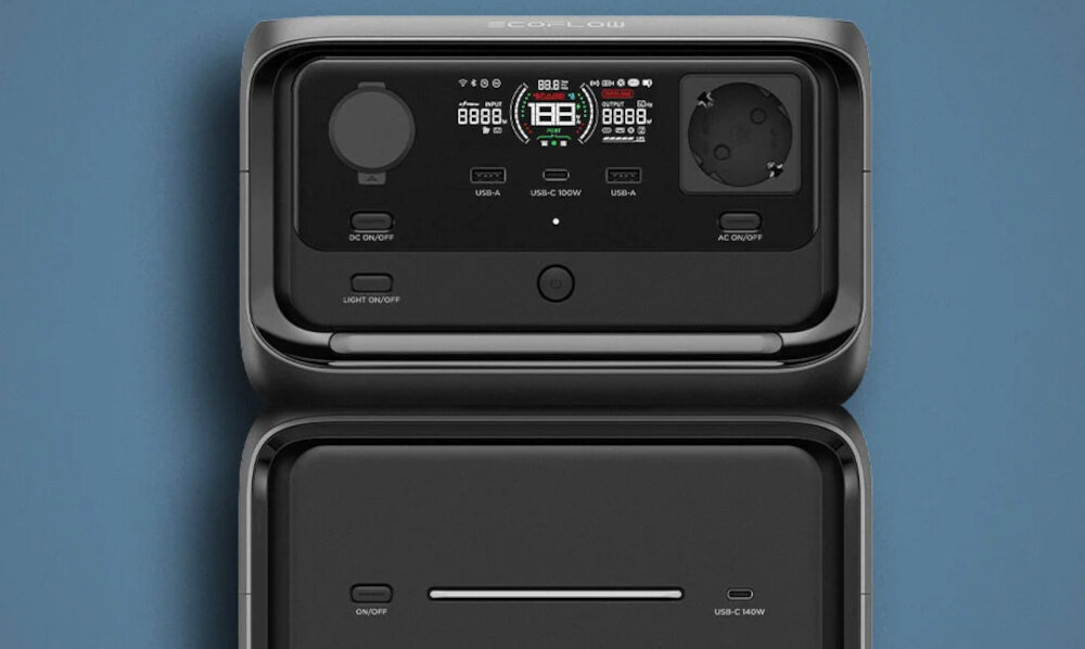 Stacja zasilania ECOFLOW River 3 Max Plus 858Wh Wireless stacja na niebieskim tle widoczna od przodu można ładować na kilka sposobów zasilanie z gniazdka AC od 0 do 100% w około godzinę ładowanie solarne zajmuje około 1,5 godziny samochodowe około 3,3 godziny
