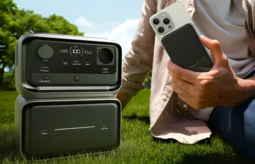 Stacja zasilania ECOFLOW River 3 Max Plus 858Wh Wireless trawnik stacja stoi na trawie obok leży osoba z telefonem w dłoni kolorowy wyświetlacz aplikacja EcoFlow łączność Wi-Fi i Bluetooth cicha praca na poziomie około 30 dB