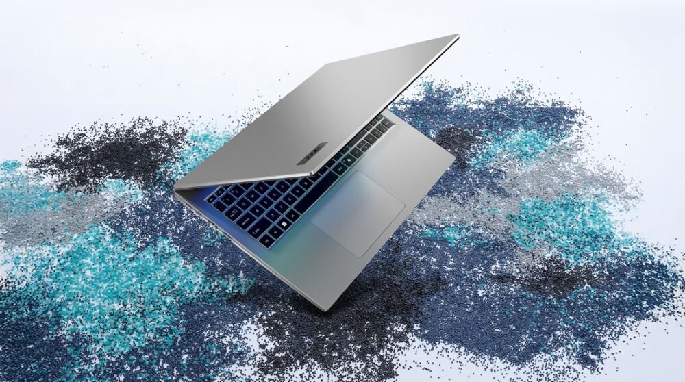Laptop Acer TravelMate prezentuje smukłą obudowę wykonaną z materiałów pochodzących z recyklingu na jasnym tle produktowym.