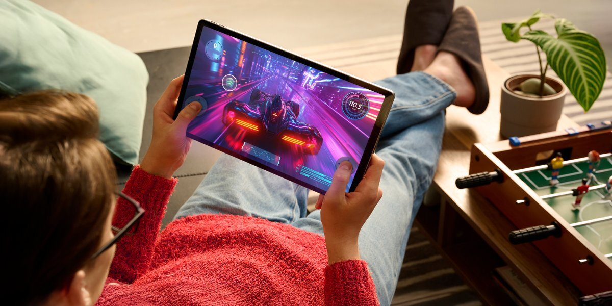 Tablet LENOVO Tab K12 TB361FU na jasnym tle.