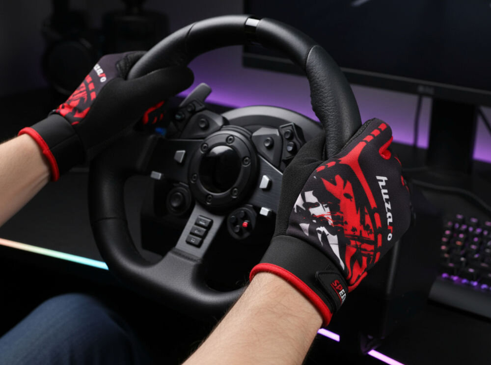 Kokpit HUZARO Speed 6.0 osoba z założonymi rękawiczkami trzymająca kierownicę kompatybilność nawiercone otwory Fanatec Thrustmaster Logitech Driving Force Fx Pro GT