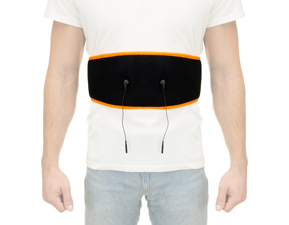 Osoba nosi czarny pas na brzuch z pomarańczowym obszyciem i dwoma przewodami wychodzącymi z przodu. Osoba ubrana jest w białą koszulkę i jasne spodnie.