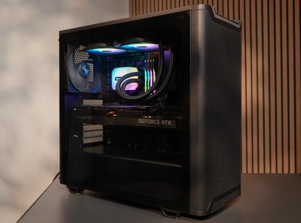 Obudowa komputera z przezroczystym panelem bocznym, wewnątrz widoczne podświetlenie RGB i karta graficzna z napisem \'GEFORCE RTX\'.