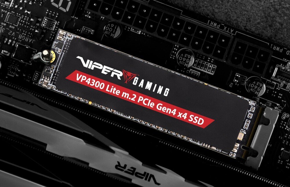 Na obrazie widoczny jest dysk SSD z napisem \'VIPER GAMING VP4300 Lite m.2 PCIe Gen4 x4 SSD\' zamontowany na płycie głównej komputera.