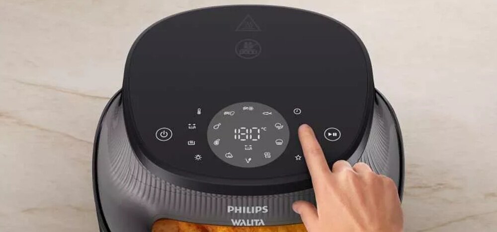 Air Fryer Frytkownica beztłuszczowa PHILIPS Ovi NA341-10 7.2l z okienkiem podglądu frytkownica z góry, panel sterowania w użyciu, intuicyjna obsługa