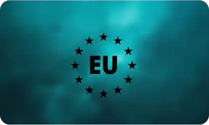 Na tle w kolorze turkusowym znajduje się symbol złożony z dwunastu gwiazd ułożonych w okrąg, wewnątrz którego widnieje napis \'EU\'.