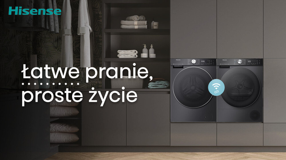 Na obrazie widoczne są dwie ciemne pralki w zabudowie, obok których znajduje się tekst: \'Łatwe pranie, proste życie\'. W lewym górnym rogu widnieje logo \'Hisense\'.