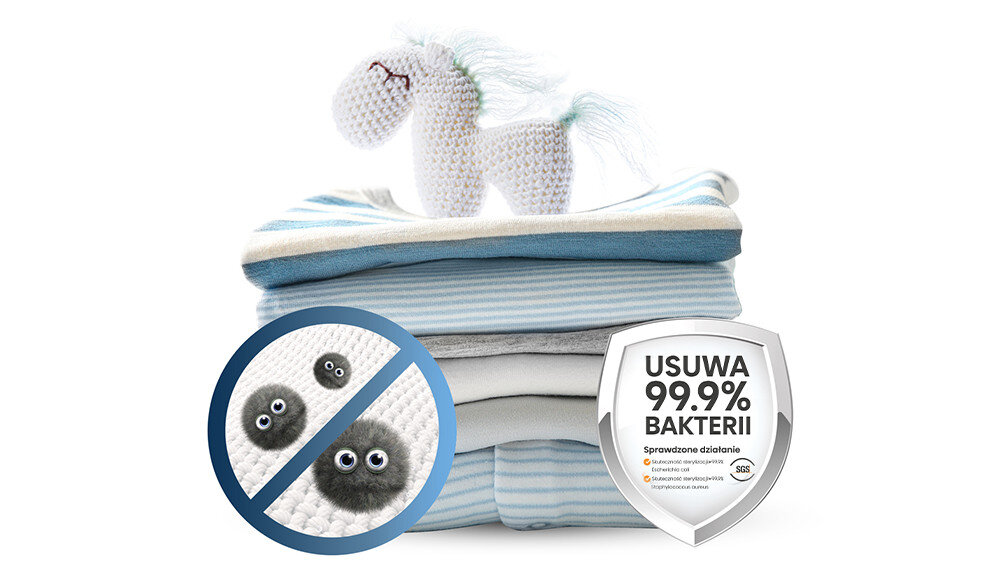 Stos ubrań w różnych odcieniach niebieskiego i białego z maskotką na górze. Obok znajduje się tarcza z napisem \'USUWA 99.9% BAKTERII\' oraz symbol przekreślonych bakterii.