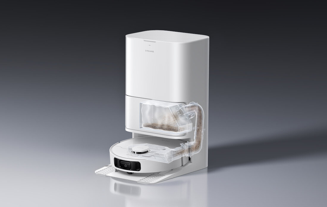 Na obrazie widoczny jest biały robot sprzątający z bazą dokującą. Na bazie znajduje się napis \'DREAME\'.