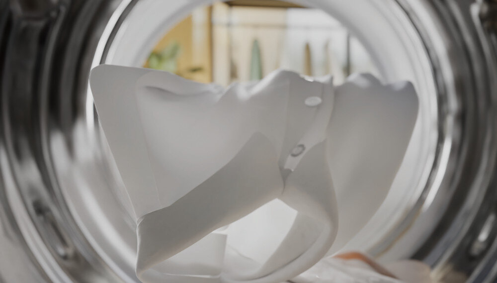 PRALKA MIELE W1 WWA120 WCS zdjęcie lifestyle biała koszula guziki dokładanie wyjmowanie ubrań AddLoad automatyczne kontynuowanie