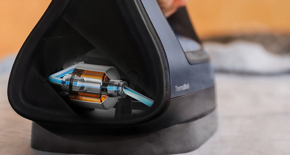 Zbliżenie na stopę żelazka z widocznym elementem wewnętrznym i napisem \'ThermoBlock\'.