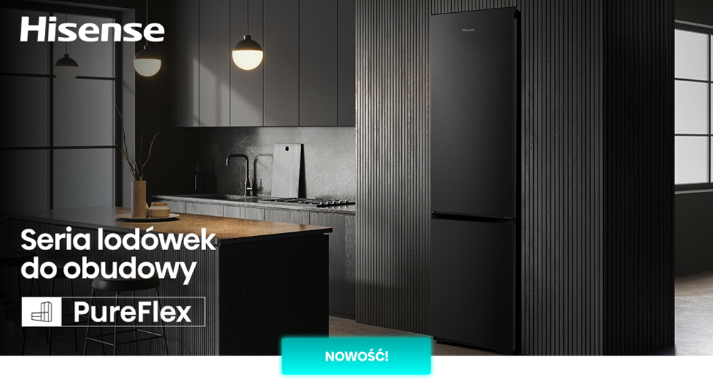 Czarna lodówka w nowoczesnej kuchni z ciemnymi szafkami i oświetleniem. Tekst na obrazie: \'Hisense\', \'Seria lodówek do obudowy\', \'PureFlex\', \'NOWOŚĆ!\'.