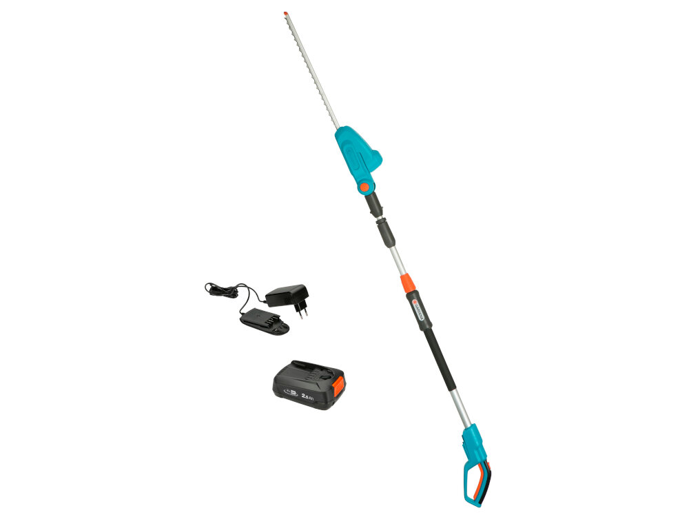 Na obrazie widoczne są akumulatorowe nożyce do żywopłotu z długim uchwytem w kolorze niebieskim i czarnym. Obok znajduje się ładowarka i akumulator.