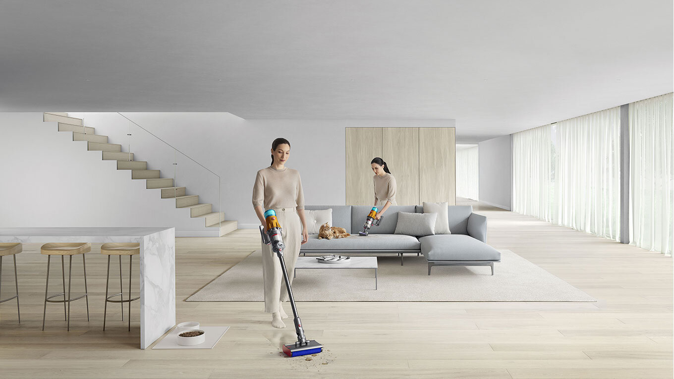 Zdjęcie osoby sprzątającej różne powierzchnie w domu końcówkami do mycia podłóg i tapicerki 