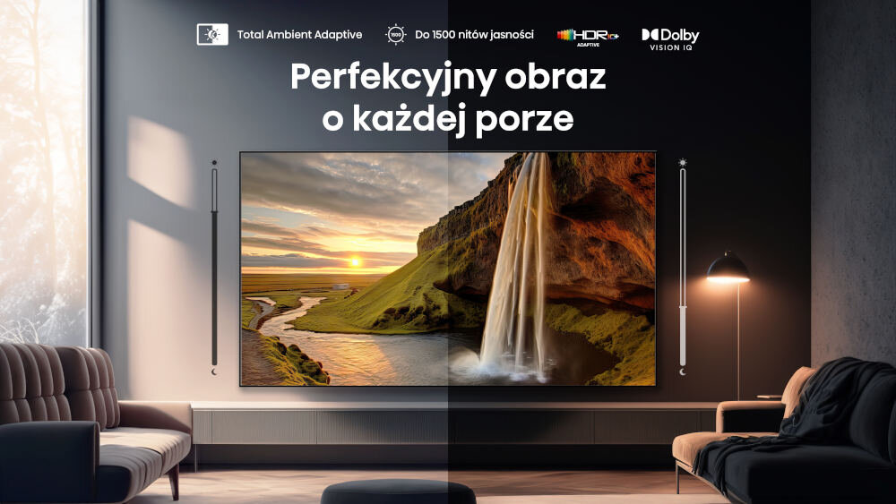 W salonie na ścianie wisi duży telewizor wyświetlający krajobraz z wodospadem i rzeką. Na górze obrazu widnieje tekst: \'Perfekcyjny obraz o każdej porze\', a obok znajdują się ikony i napisy: \'Total Ambient Adaptive\', \'Do 1500 nitów jasności\', \'HDR ADAPTIVE\', \'Dolby VISION IQ\'.