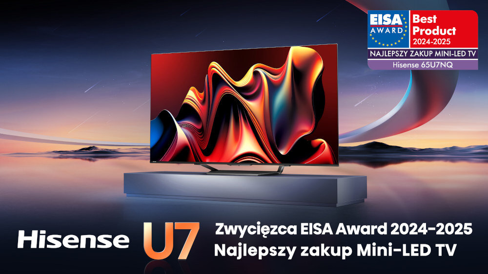 Obraz przedstawia telewizor z dynamiczną grafiką na ekranie, umieszczony na tle krajobrazu o zmierzchu. Widoczny jest tekst: \'Hisense U7 Zwycięzca EISA Award 2024-2025 Najlepszy zakup Mini-LED TV\' oraz \'EISA Award Best Product 2024-2025 Najlepszy zakup Mini-LED TV Hisense 65U7NQ\'.
