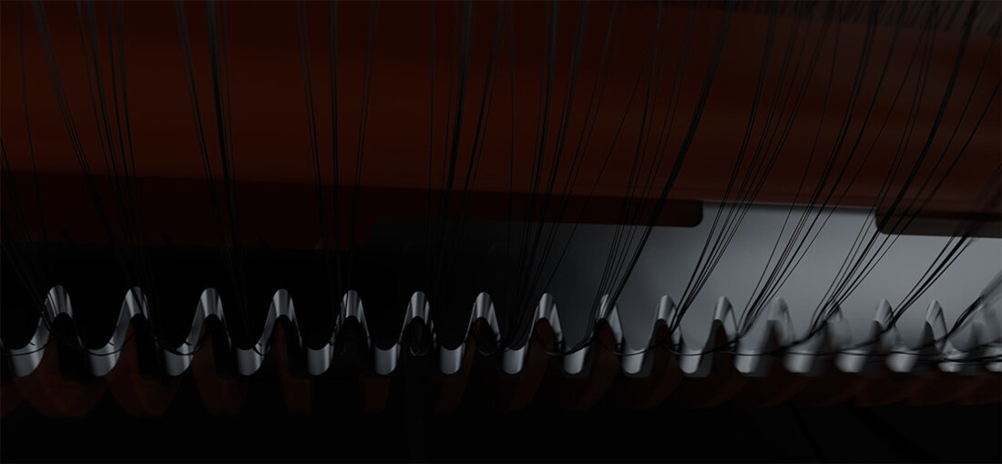 Zbliżenie na element szczotki z czarnymi włóknami i metalowymi zębami, prawdopodobnie część robota sprzątającego.