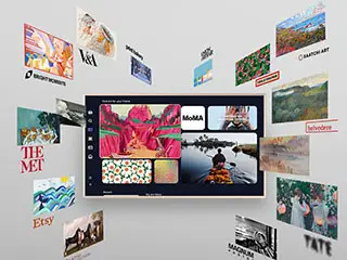 Telewizor wyświetla różnorodne obrazy i grafiki, otoczony jest miniaturami dzieł sztuki z różnych muzeów i galerii. Widoczne są logotypy takie jak MoMA, The Met, Etsy, Tate.