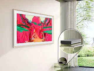 Telewizor wisi na ścianie, wyświetlając kolorowy obraz przedstawiający kanion. Obok znajduje się powiększenie fragmentu telewizora, pokazujące jego cienki profil.