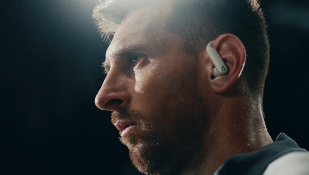 Słuchawki dokanałowe BEATS Powerbeats Pro 2 Piaskowa burza stworzone dla sportowców, mężczyzna ze słuchawką w uchu