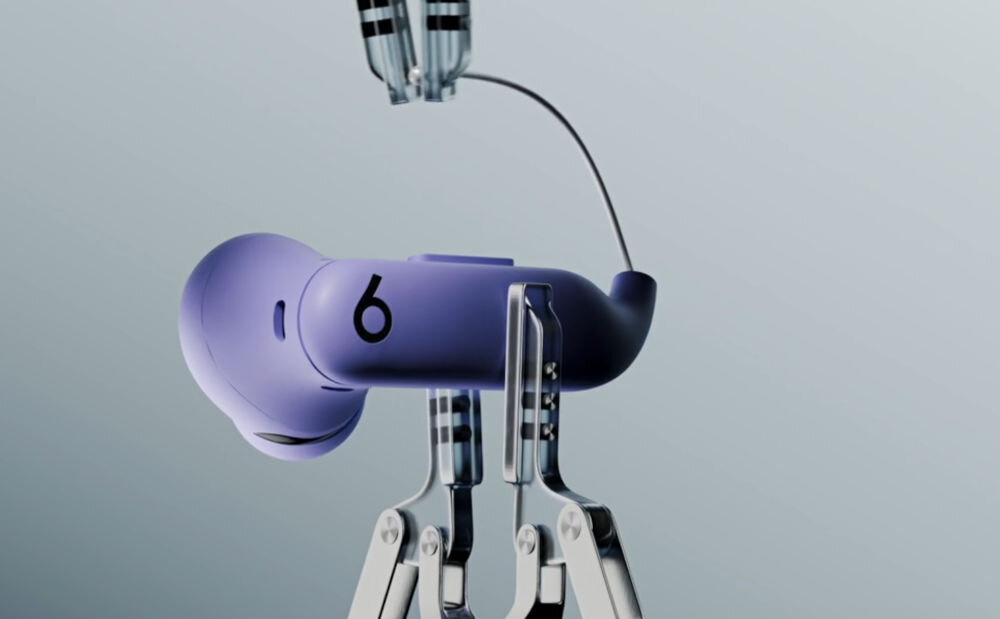 Słuchawki dokanałowe BEATS Powerbeats Pro 2 Piaskowa burza dopasuj otoczenie dynamiczne brzmienie, funkcja aktywnej redukcji hałasu (ANC), tryb kontaktu,
					słuchawka trzymana w szczypcach na szarym tle