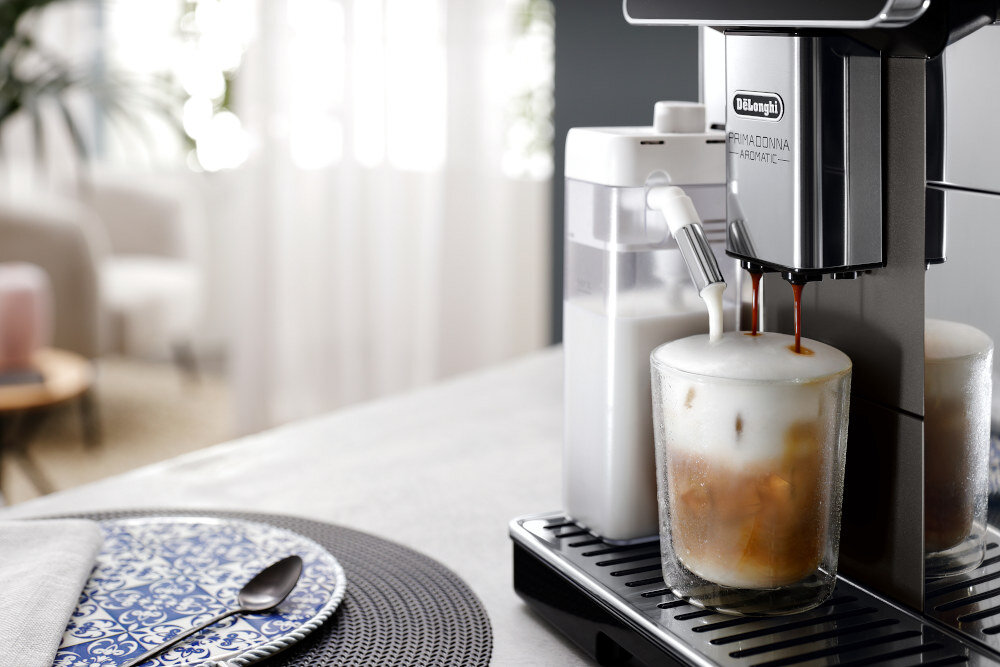 Ekspres DELONGHI PrimaDonna Aromatic ECAM630.75.TSM (Cold Brew) Zimne kawy z warstwową pianką LatteCrema Cool z zimnym, puszystym mlekiem od lodu po syropy i posypki