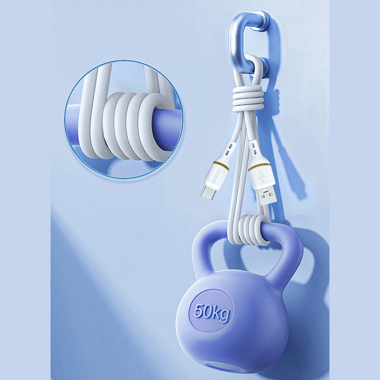 Biały kabel USB-C - USB-C owinięty wokół niebieskiego uchwytu, podtrzymujący niebieski kettlebell z napisem \'50kg\'. W okrągłym zbliżeniu pokazano szczegół owijania kabla wokół uchwytu.