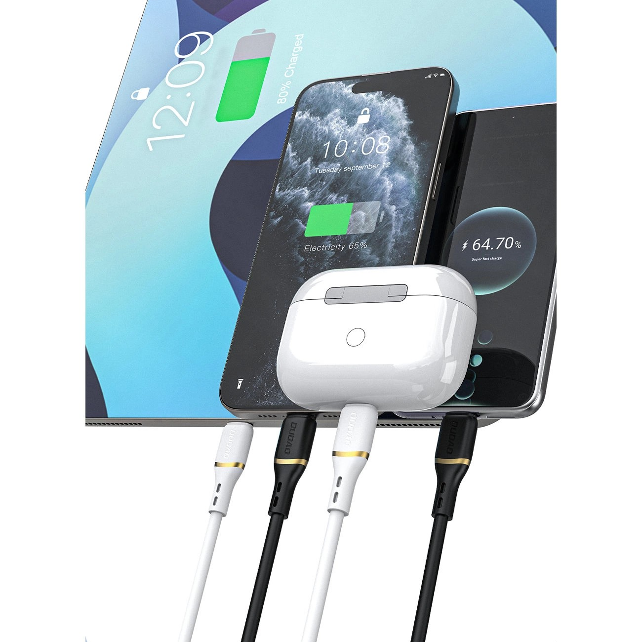 Na obrazie widoczne są trzy urządzenia elektroniczne podłączone do kabli USB-C, z czego dwa to smartfony z wyświetlonym stanem naładowania baterii. Kable są w kolorach białym i czarnym, a na ich końcówkach widnieje napis \'Dudao\'.