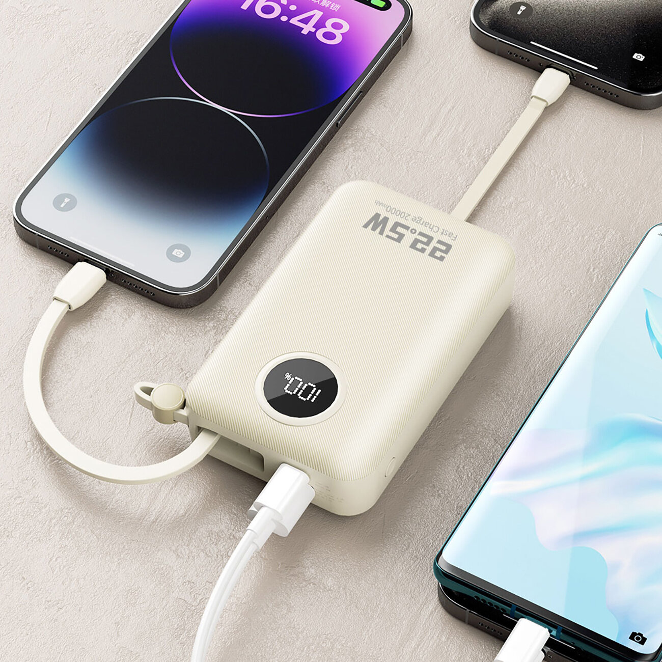 Na obrazie widoczny jest biały powerbank z wyświetlaczem pokazującym \'100%\'. Powerbank jest podłączony do trzech smartfonów za pomocą kabli USB-C i Lightning.