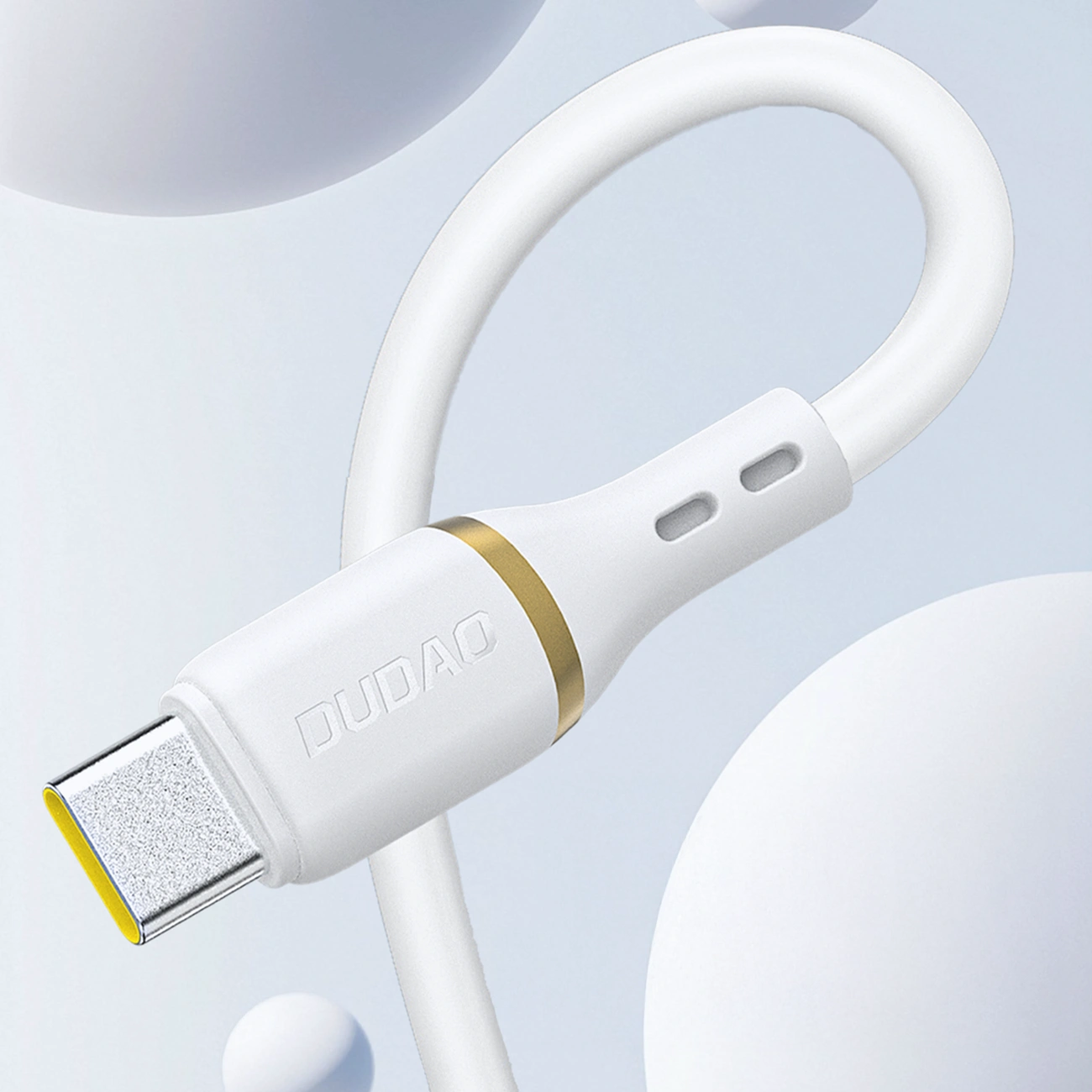 Biały kabel USB-C z silikonową powłoką i złotym pierścieniem, z widocznym napisem \'DUDAO\'.