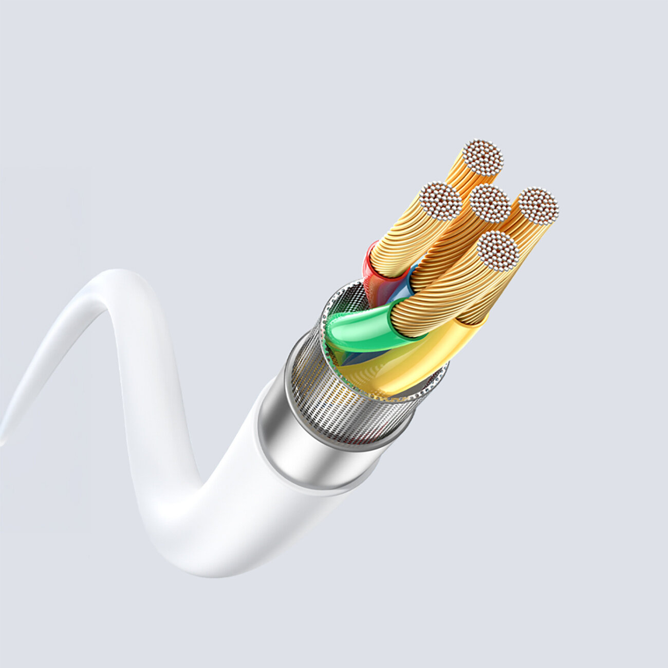 Obraz przedstawia biały kabel z widocznymi wewnętrznymi przewodami w różnych kolorach, otoczonymi metalową siatką. Kabel ma miękki silikonowy oplot.