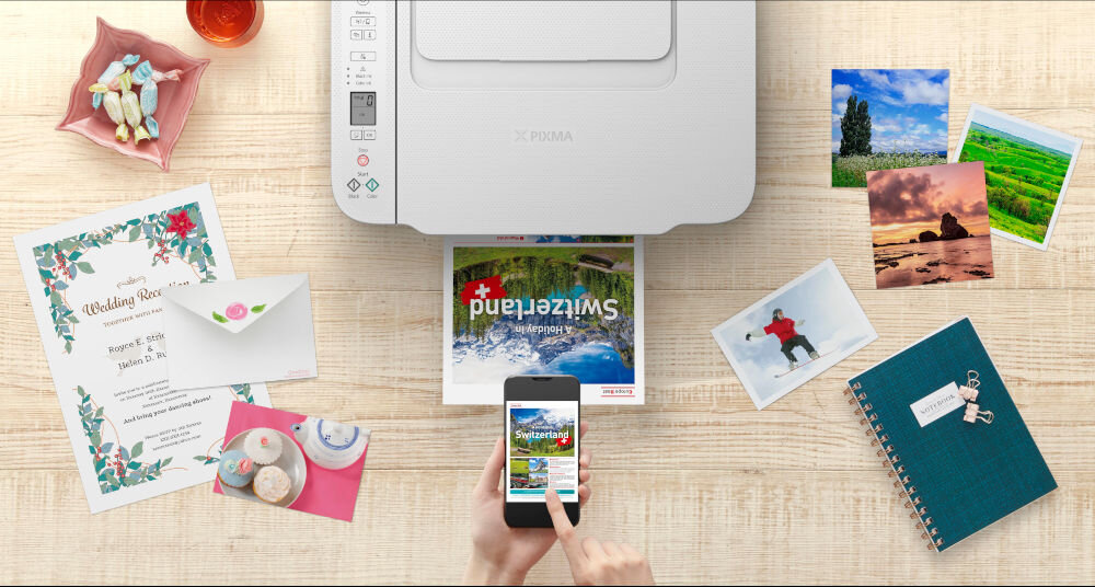 Urządzenie wielofunkcyjne CANON Pixma TS3751i Druk w kolorze, Wi-Fi urządzenie wśród różnych kartek zdjęć ręka z telefonem Easy-PhotoPrint Editor Canon Creative Park projektowanie baza gotowych szablonów nadanie wydrukom osobistego charakteru