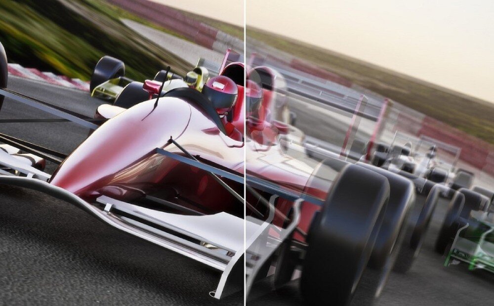 Monitor ACER Nitro XZ273U P2 Podział obrazu przedstawiającego wyścig samochodowy. Po lewej stronie samochód jest ostry, po prawej rozmazany, co pokazuje różnicę w płynności obrazu, czas reakcji