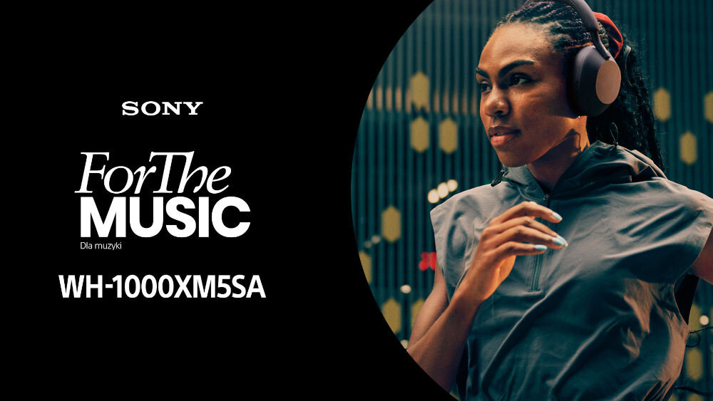 Po lewej stronie widoczne jest logo \'SONY\' oraz tekst \'For The Music Dla muzyki WH-1000XM5SA\'. Po prawej stronie znajduje się osoba nosząca słuchawki nauszne w ciemnym kolorze, na tle wzorzystej ściany.