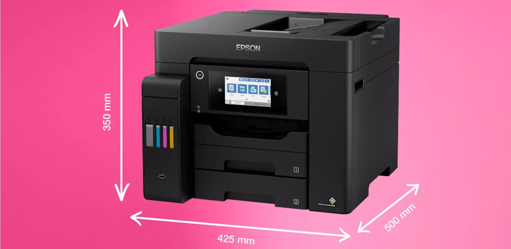 Czarne urządzenie wielofunkcyjne z logo EPSON, posiada kolorowy wyświetlacz i widoczne pojemniki na tusz. Na różowym tle widoczne są wymiary: 350 mm wysokości, 425 mm szerokości i 500 mm głębokości.
