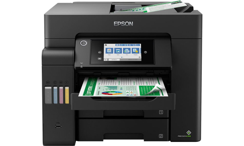 Urządzenie wielofunkcyjne EPSON z wyświetlaczem dotykowym i widocznymi pojemnikami na tusz. Na ekranie wyświetlane są ikony funkcji, a w podajniku znajduje się kolorowy dokument.
