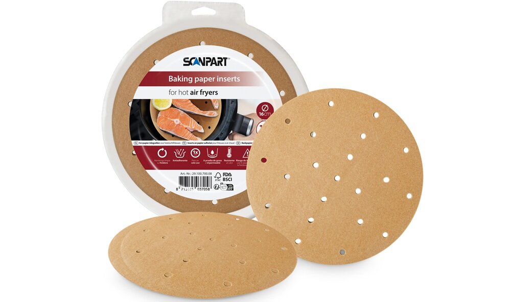 Na obrazie widoczny jest okrągły papier do pieczenia z otworami, przeznaczony do frytkownic powietrznych. Opakowanie ma etykietę z napisem \'SCANPART Baking paper inserts for hot air fryers\'.