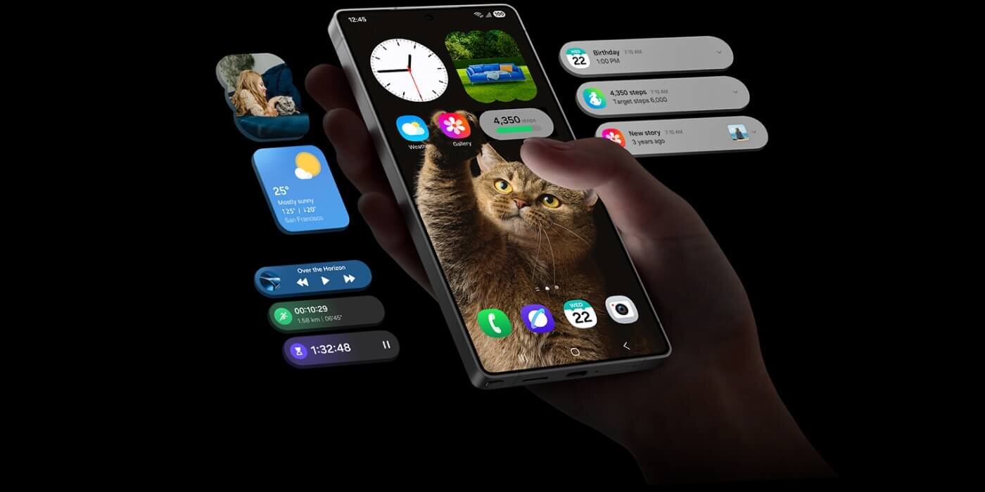 Galaxy S25 Ultra widoczny z różnymi widgetami na głównym ekranie. Urządzenie jest otoczone innymi widgetami i powiadomieniami. Po lewej stronie znajdują się widgety galerii, pogody, muzyki, ćwiczeń oraz alerty Now Bar dotyczące timera. Po prawej stronie widoczne są powiadomienia.