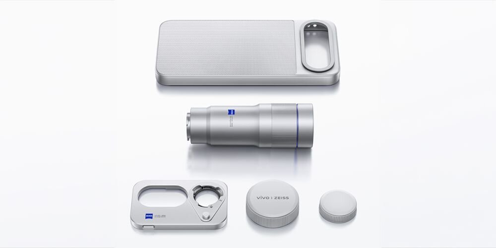Na białym tle widoczny jest zestaw fotograficzny składający się z kilku srebrnych elementów, w tym obiektywu i adapterów. Na jednym z elementów widnieje napis \'vivo zeiss\'.