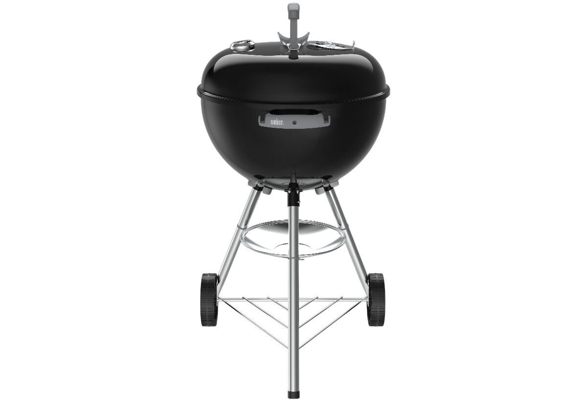 Czarny, okrągły grill węglowy na kółkach z termometrem na pokrywie. Logo \'Weber\' widoczne na przedniej części grilla.